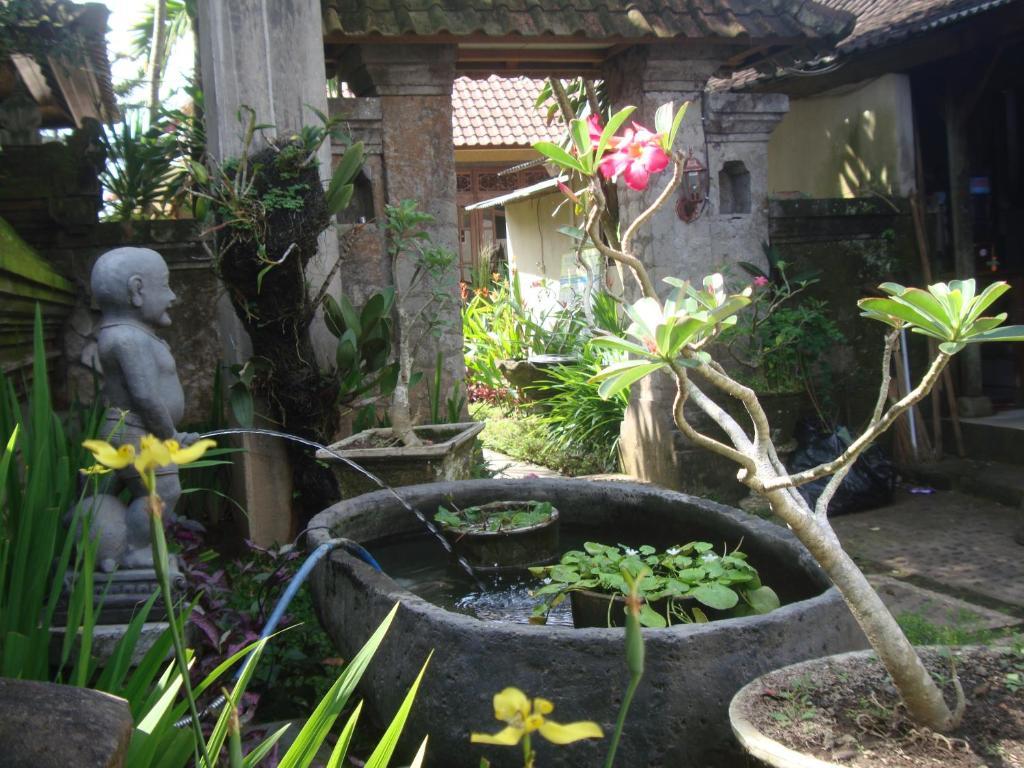 Gusti Home Stay Ubud Exterior photo